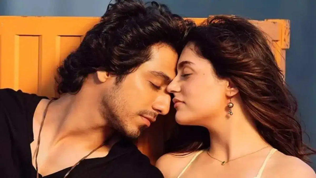 Are Ahaan Panday and Aneet Padda dating? New photo fuels relationship rumors 2 The Photo That Started It All | Decoding the Body Language