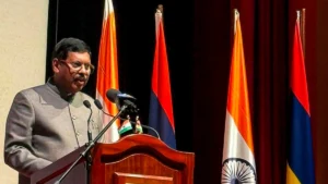Lawyer throws shoe at Chief Justice